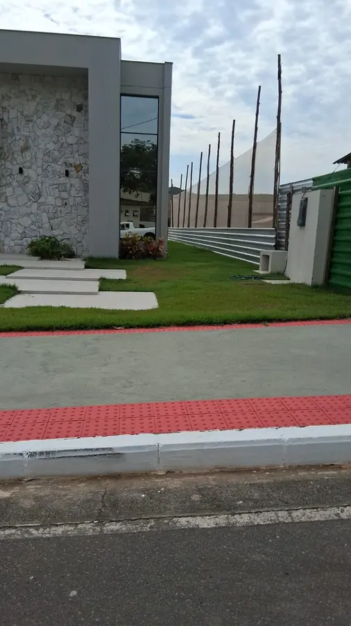 Fachada revestida em pedra com jardim de entrada